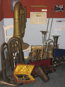 862366 Afbeelding van oude blaasinstrumenten in bruikleen van het KZHM (Koninklijk Zeister Harmonie Muziekgezelschap) ...